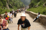 Montaña sagrada taoísta “Taishan” en la provincia de Shandong<br />7.200 escalones de piedra hasta la cima<br />No hace falta esperar para emprender,<br />Ni conseguir para perseverar.<br />Williams d’ Orange