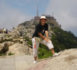 Montaña sagrada taoísta “Taishan” en la provincia de Shandong<br /> 7.200 escalones de piedra hasta la cima<br /> No hace falta esperar para emprender,<br /> Ni conseguir para perseverar.<br /> Williams d’ Orange